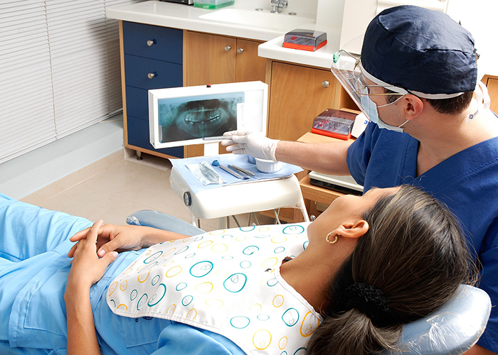 Dentista trabajando en un paciente